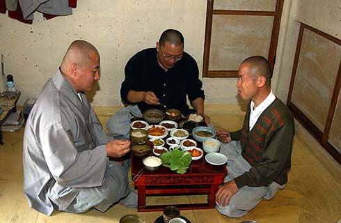 밥상에 오른 싱싱한 쌈배추가 입맛을 자극한다. 쿡 찍은 된장과 아삭아삭한 맛이 별미다. 사진의 오른쪽이 주지인 만초스님으로 염불소리가 너무 맑고 매끈하였다. 